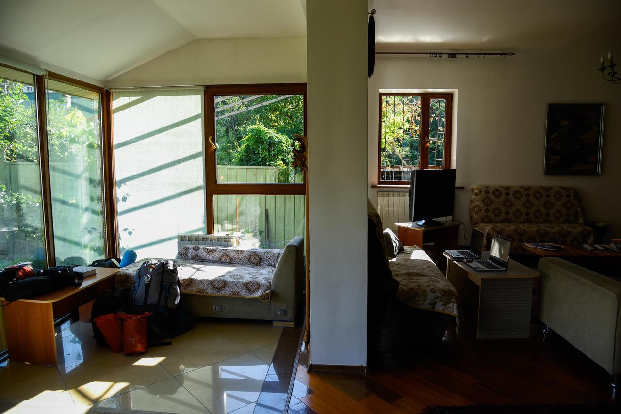 "European" Backpackers Hostel In Almaty Ngoại thất bức ảnh