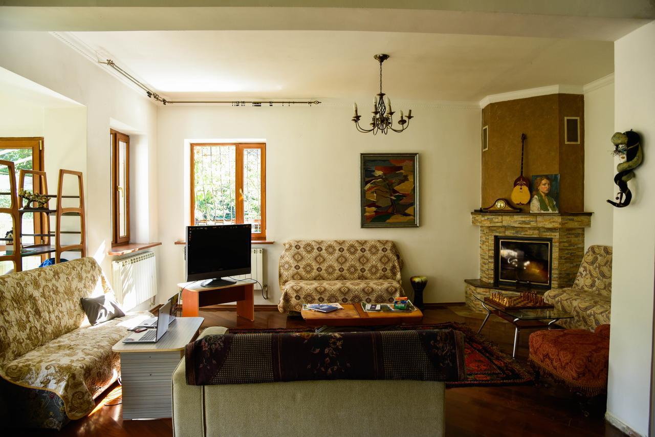 "European" Backpackers Hostel In Almaty Ngoại thất bức ảnh